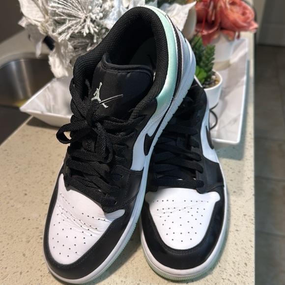 Nike men's Air Jordan shoes - Picture 5 of 7